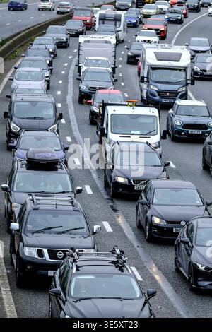 Bristol, Regno Unito. 3 aprile 2026. Con l'aumento dei prezzi del carburante, la Pasqua Getaway causa traffico congestionato sulla M5 tra gli svincoli 15/16 e 17 a Bristol. Sono in vigore restrizioni di velocità gestite dall'autostrada a causa del volume di traffico diretto a sud verso Devon e Cornovaglia. Le autostrade Inghilterra riportano velocità inferiori a 20 km/h. Crediti: JMF News/Alamy Live News Foto Stock