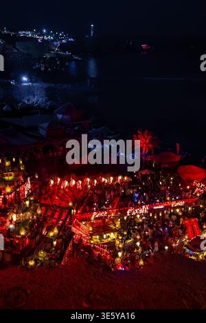 Farsha Mountain Lounge di notte a Sharm El Sheikh, Egitto, aglow Foto Stock