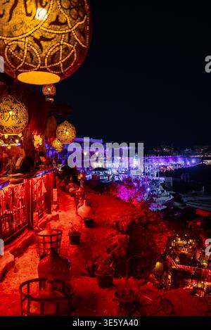 Terrazze notturne Farsha Mountain Lounge a Sharm El Sheikh, Egitto Foto Stock