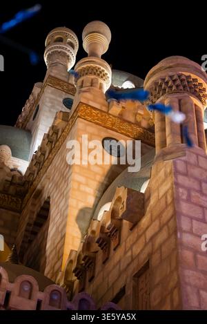 Cupole e minareti della Moschea al Sahaba di notte a Sharm el Sheikh Foto Stock