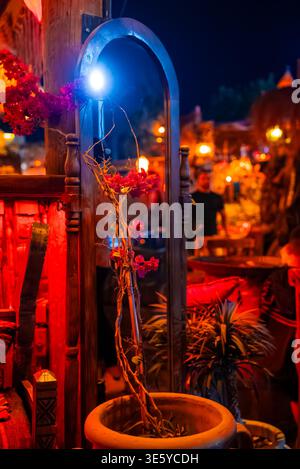 Interno notturno del Farsha Mountain Lounge a Sharm El Sheikh, Egitto Foto Stock