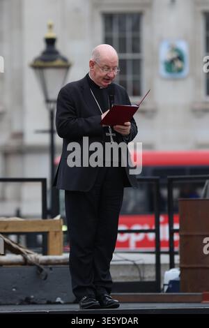 Londra, Inghilterra, Regno Unito. 3 aprile 2026. L'arcivescovo di Westminster RICHARD MOTH parla alla folla in vista di una rappresentazione di "la passione di Gesù" di Wintershall" il venerdì Santo a Trafalgar Square a Londra. (Immagine di credito: © Zeynep Demir Aslim/ZUMA Press Wire) SOLO PER USO EDITORIALE! Non per USO commerciale! Crediti: ZUMA Press, Inc./Alamy Live News Foto Stock