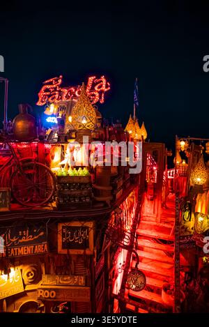 Farsha Mountain Lounge di notte a Sharm el Sheikh con insegne arabe al neon Foto Stock
