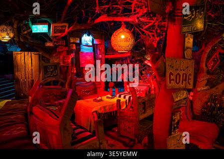Scena notturna del Farsha Mountain Lounge Cafe a Sharm El Sheikh Foto Stock