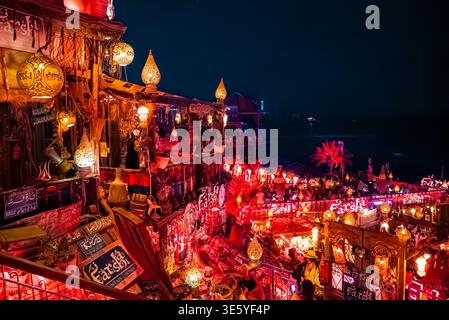 Farsha Mountain Lounge di notte a Sharm El Sheikh con luce lanterna Foto Stock