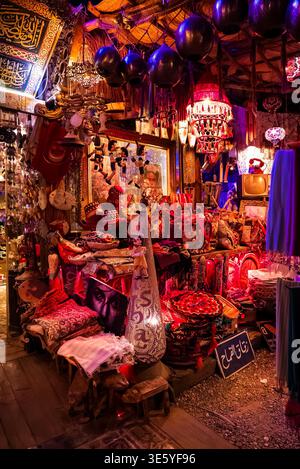 Bazar notturno a Sharm El Sheikh con lampade e tessuti Foto Stock