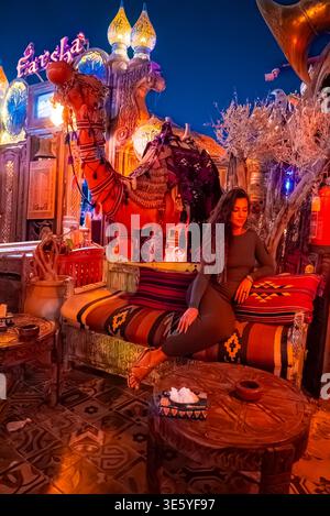 Scena serale del Farsha Mountain Lounge a Sharm El Sheikh, Egitto Foto Stock