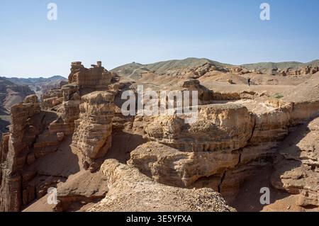 Paesaggio panoramico delle antiche formazioni rocciose a strati e delle creste del deserto che si affacciano sulla profonda gola del Charyn Canyon in Kazakistan Foto Stock