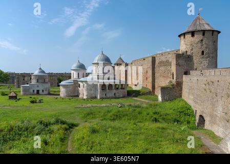 Giornata estiva di sole sul territorio dell'antica fortezza di Ivangorod. Regione di Leningrado, Russia Foto Stock