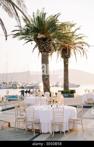 Coastal Celebration con lussuose composizioni floreali e in lino Foto Stock