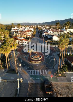 Vista aerea su State Street da Cabrillo Boulevard verso il centro di Santa Barbara, California Foto Stock