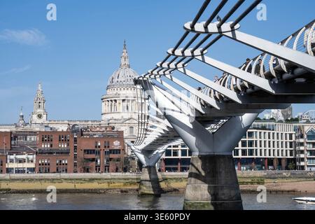 Londra, Regno Unito. 25 febbraio 2026. L'iconico ponte sospeso dal design moderno che attraversa il Tamigi tra Southbank e St Pauls, un film loc Foto Stock