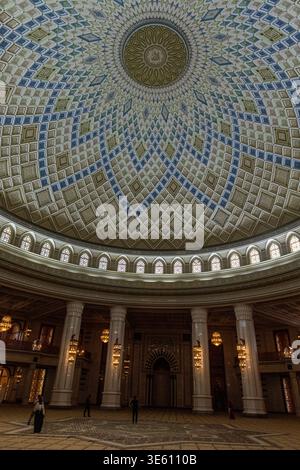Ashgabat City, Turkmenistan - 28 luglio 2025. Interno della Moschea Turkmenbashy Ruhy ad Asghabat. Foto Stock