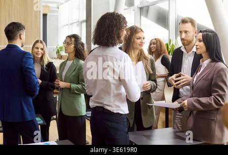 Colleghi diversi che collaborano e discutono di idee durante una riunione del team dell'ufficio Foto Stock