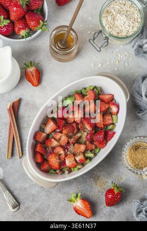 Cibo, preparazione di rabarbaro e torta di avena alla fragola, vista dall'alto Foto Stock