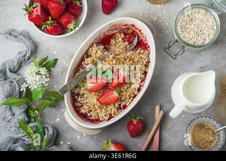 Cibo, salutare rabarbaro vegano e fragole avena croccante torta per colazione, vista dall'alto Foto Stock