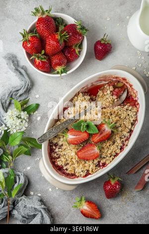 Il cibo, il rabarbaro e la fragola, la torta d'avena si briciola a colazione, vista dall'alto Foto Stock