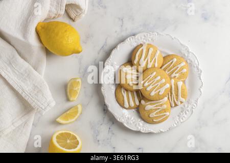 Biscotti fatti in casa appena sfornati con limone e zucchero a velo. Messa a fuoco selettiva, vista dall'alto Foto Stock