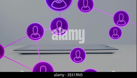 Visualizzazione di un laptop sottile chiuso su un piano da tavolo bianco con icone avatar viola collegate da linee magenta Foto Stock
