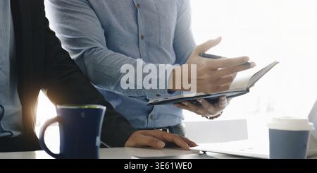 Riunione asiatica del consulente aziendale per analizzare e discutere la situazione sul rapporto finanziario nella sala riunioni.Consulente investimenti, consulente finanziario Foto Stock
