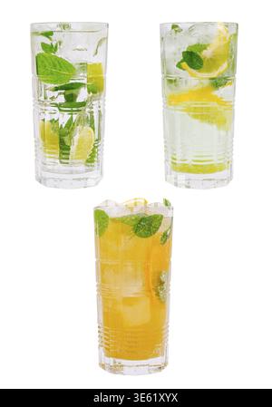 Cibo, tre bicchieri alti includono bevande rinfrescanti con menta e agrumi. Le bevande sono guarnite con fette di limone e lime, perfette per un caldo su Foto Stock