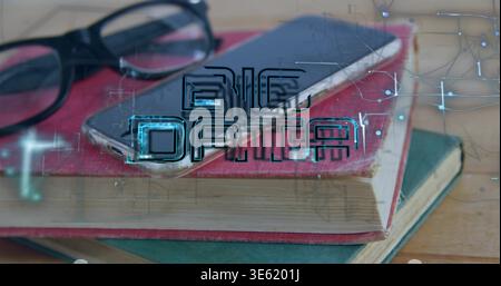 Mostra libri rossi e verdi con telefono, occhiali neri su tavolo in legno, con circuiti blu BIG DATA Foto Stock
