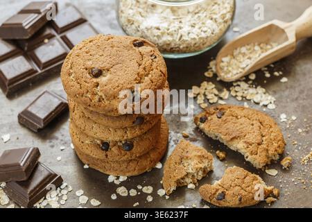 In casa tutto il frumento Farina di avena i biscotti con scaglie di cioccolato. Gustosi snack sani per la prima colazione. Messa a fuoco selettiva Foto Stock