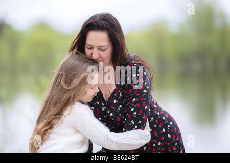 Mamma e figlia si godono una passeggiata nel parco la festa della mamma Foto Stock