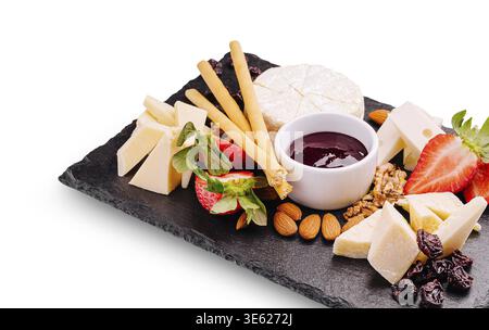Cibo: Un piatto accuratamente preparato comprende vari formaggi, fragole fresche, noci e marmellata in un piccolo recipiente. Questa deliziosa offerta è perfetta per Foto Stock