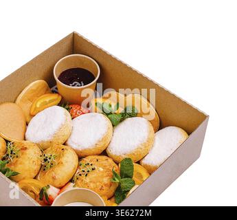 Cibo, Una deliziosa colazione al sacco con soffici pancake al formaggio spolverati con zucchero a velo, frittelle di formaggio dorato, mini frittelle dolci, fru fresco Foto Stock
