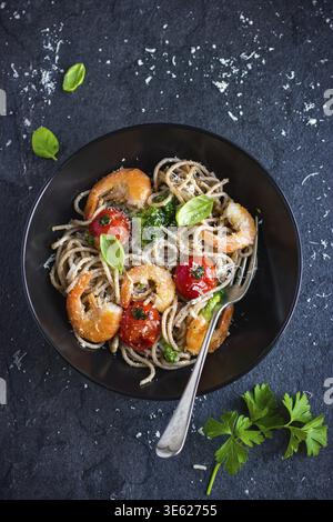 Cibo, spaghetti di grano intero con gamberetti e broccoli, vista dall'alto Foto Stock