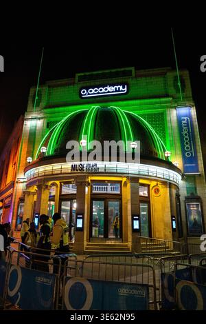 Londra, Regno Unito. 3 aprile 2026. The Front of the O2 Academy di Brixton, Londra, con il cartello Muse. I Muse hanno tenuto un intimo spettacolo di lancio dell'album alla O2 Academy di Brixton a Londra il 3 aprile per celebrare il loro decimo album in studio ' The Wow! Signal' The album uscirà alla fine dell'anno.i Muse sono Matt Bellamy, Chris Wolstenholme e Dominic Howard. Credito: SOPA Images Limited/Alamy Live News Foto Stock