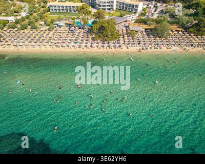 Affollata spiaggia sabbiosa di Paralia Pachi, Thasos, Grecia Foto Stock