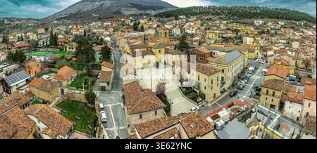 Panorama del paese di Barisciano, con i suoi edifici storici, la piazza centrale e la chiesa parrocchiale seicentesca di San Flaviano.Abruzz Foto Stock