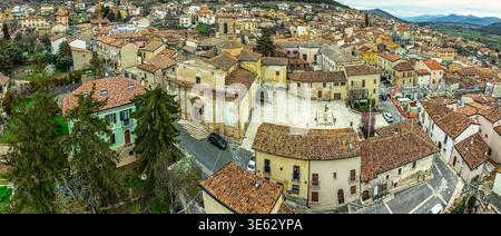 Panorama del paese di Barisciano, con i suoi edifici storici, la piazza centrale e la chiesa parrocchiale seicentesca di San Flaviano.Abruzz Foto Stock