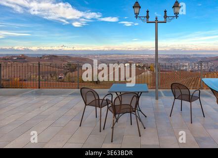 Agriturismo con balcone, affacciato sui vigneti delle Langhe durante la mattinata d'inverno (Piemonte, Nord Italia). Foto Stock