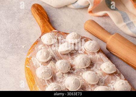 Gnocchi crudi fatti in casa sulla tavola. Il processo di preparazione degli alimenti. Foto Stock