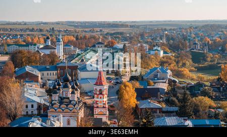 Vista autunnale della città di Suzdal dal campanile Foto Stock