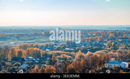 Vista autunnale della città di Suzdal dal campanile Foto Stock