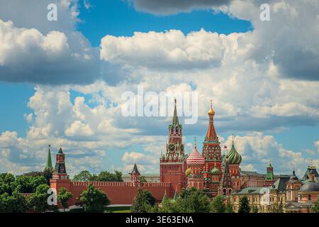Cattedrale di San Basilio, mura del Cremlino e Torre nella Piazza Rossa. Mosca, Russia. Foto Stock