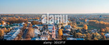 Vista autunnale della città di Suzdal dal campanile Foto Stock