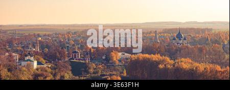 Vista autunnale della città di Suzdal dal campanile Foto Stock