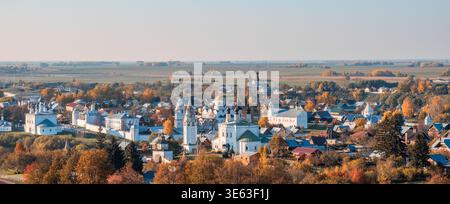 Vista autunnale della città di Suzdal dal campanile Foto Stock