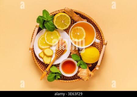 Tè verde con limone, zenzero e miele, aumento dell'immunità e rimedi freddi. Foto Stock