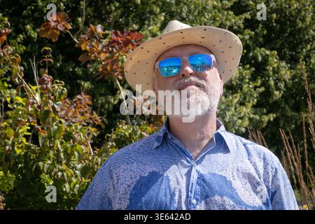 Bill Bailey, comico, amante degli uccelli e amante del giardino posa nell'RSPB e nell'RHS Swift Garden. HRS Hampton Court Palace Garden Festival, Londra, Regno Unito Foto Stock