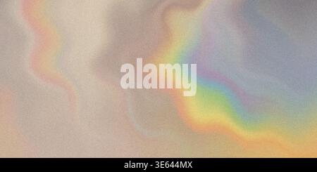 Uno sfondo vibrante astratto con una texture granulosa, caratterizzato da una sfumatura iridescente dell'arcobaleno che crea un effetto fluido e onirico. Foto Stock