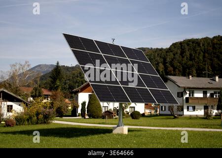 Inseguitore solare su prato in zona residenziale di Elsbethen vicino a Salisburgo, Austria Foto Stock