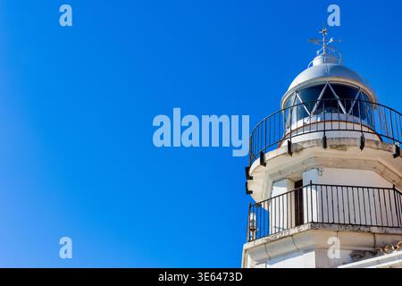 Faro storico sulla costa rocciosa sotto il cielo azzurro, Peñíscola, Valencia, Spagna Foto Stock
