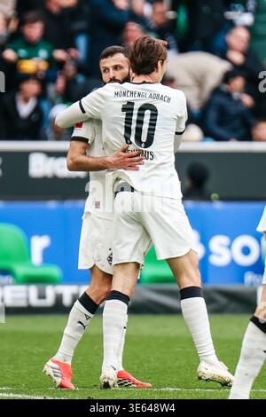 MOENCHENGLADBACH, GERMANIA- 4 APRILE: Franck Honorat (Borussia Moenchengladbach, #9) e Florian Neuhaus (Borussia Moenchengladbach, #10) festeggia dopo Franck Honorat (Borussia Moenchengladbach, #9) segna il 2:2 durante la partita Bundesliga tra Borussia Moenchengladbach e 1.FC Heidenheim al Borussia-Park il 1.1.1.28 del giorno 1. Bundesliga il 4 aprile 2026 a Moenchengladbach, Germania. LE NORMATIVE DFL VIETANO QUALSIASI UTILIZZO DI FOTOGRAFIE COME SEQUENZE DI IMMAGINI E/O QUASI-VIDEO. Foto Stock