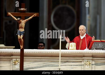 Roma, Italia. 3 aprile 2026. Il Papa ha visto sull'altare prepararsi alla comunione. La passione di Cristo rappresenta la somma delle sofferenze fisiche e spirituali subite da Gesù negli ultimi giorni della sua vita, culminando nella sua morte sulla croce. È il cuore della fede cristiana: Un atto di amore supremo per la salvezza dell'umanità, il perdono dei peccati e la redenzione dal male. Credito: SOPA Images Limited/Alamy Live News Foto Stock